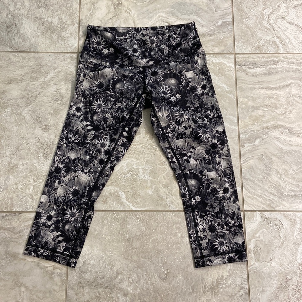 LULULEMON Black White Cropped Leggings Size 6